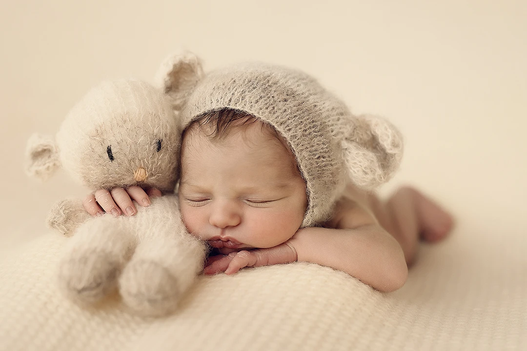 Uno sguardo sulle pose newborn per la fotografia di neonati