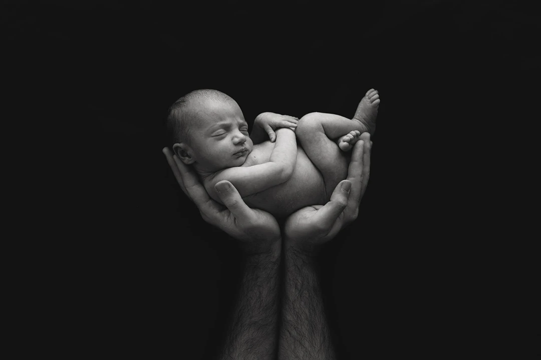 book fotografico newborn in parents hands pose Isabella Allamandri Ph
