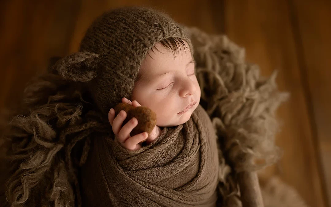 Wrapping per neonati: la fasciatura del neonato in fotografia