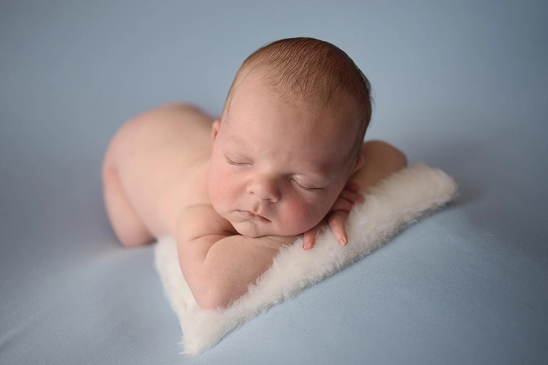 sessione neonato chin on hands pose newborn Isabella Allamandri Photography